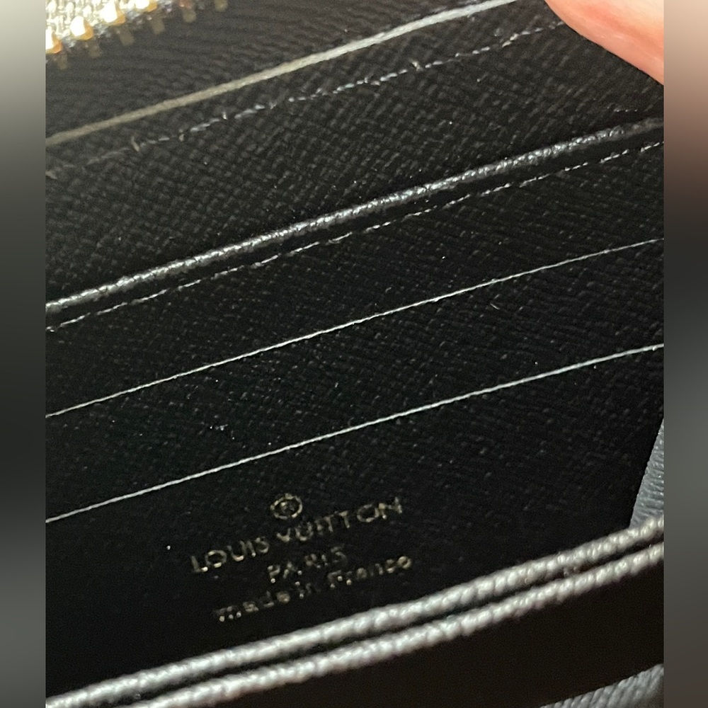 Black embossed LV wallet zip around with card slots - Picture 5 of 12